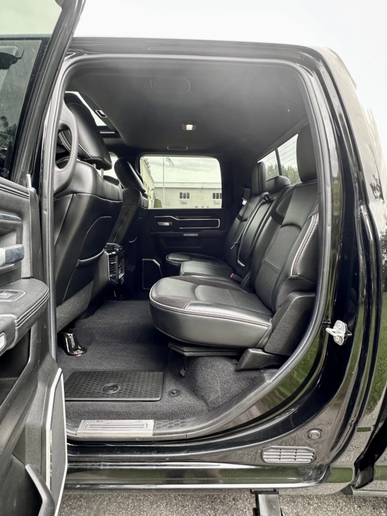 2019 RAM 3500 LARAMIE CUMMINS 6.7L H.O - HIGH OUTPUT + CREW CAB + 4WD + BOITE LONGUE + SUSPENSION A AIR + RARE & A1  Image principale