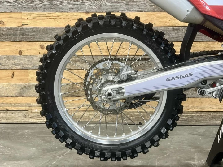 2024 GASGAS MC 450F EFI + 4 TEMPS + MX-MOTOCROSS + SEULEMENT 50 HR + KIT GRAPHIQUE CUSTOM NEUF 