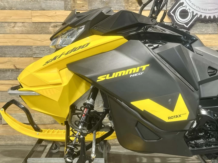 2023 BRP SKI-DOO SUMMIT NEO+ PREMIUM 600 EFI 55 H.P 146'' + SEULEMENT 1035 KM + REV GEN4 + RARE & CONDITION A1 