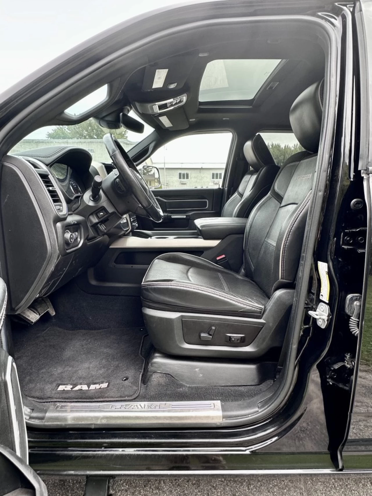 2019 RAM 3500 LARAMIE CUMMINS 6.7L H.O - HIGH OUTPUT + CREW CAB + 4WD + BOITE LONGUE + SUSPENSION A AIR + RARE & A1  Image principale