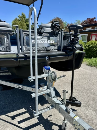 2025 BRP SEA-DOO SWITCH 18' EDITION FISH + ROTAX 230 HP + IBR + VTS + IDF + GPS + AUDIO + TOIT BIMINI + REMORQUE + RARE & A1 