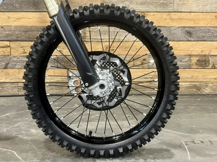 2025 STARK FUTURE VARG EX 60 H.P @ 80 H.P + LÉGALE SUR LA ROUTE + 0KM NEUVE + 2 ANS DE GARANTIE 