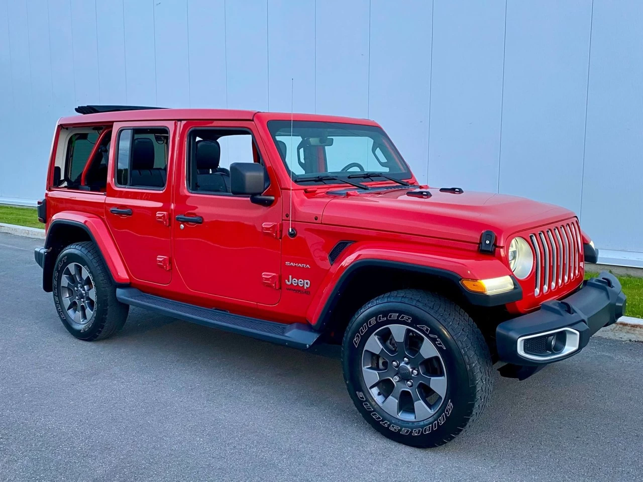 2019 JEEP WRANGLER UNLIMITED EDITION SAHARA 4X4 + TOIT ELECTRIQUE SKY + INYERIEUR CUIR +COULEUR RARE  Image principale