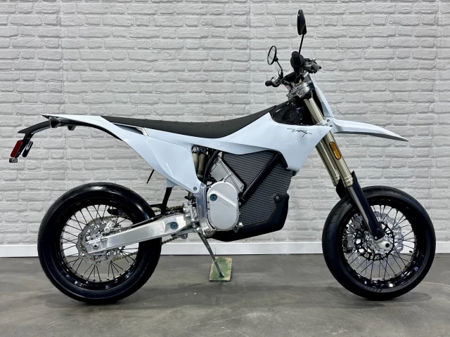 STARK FUTURE VARG SM = SUPERMOTARD 60HP @ 80 HP + 100% VE MOTO ÉLECTRIQUE LÉGALE SUR ROUTE + NEUF + GARANTIE 2 ANS  2026