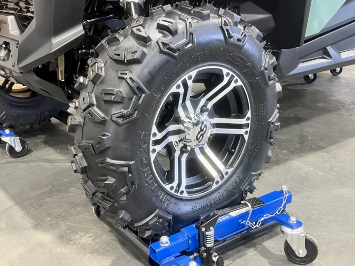 2025 BRP CAN-AM COMMANDER 700 EFI + 4X4 + DPS + MAGS & PNEUS NEUFS + SEULEMENT 2759 KM + RARE & CONDITION A1 