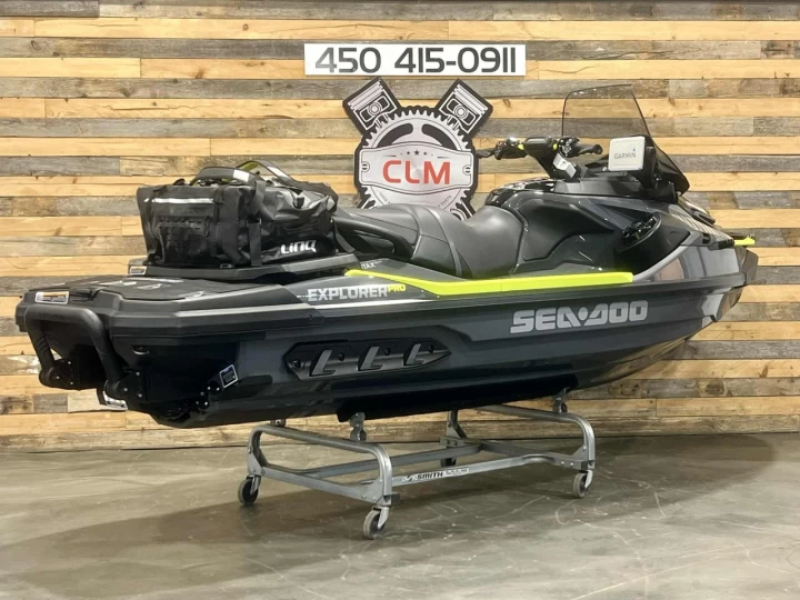 2025 BRP SEA-DOO EXPLORER PRO 230 H.P + IBR + VYS + AUDIO PREMIUM + GPS + SAC LINQ + PARE-BRISE + TOILE + SEULEMENT 3 HR 