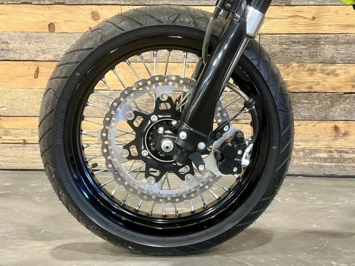 2023 KAWASAKI KLX 300 SM - SUPER MOTARD + LÉGALE SUR LA ROUTE + SEULEMENT 8 KM 