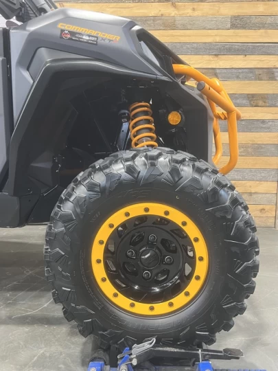 2025 BRP CAN-AM COMMANDER XT-P 1000R EFI + 4WD + DPS + FOX + SEULEMENT 1049 KM + RARE & IMPECCABLE A1 
