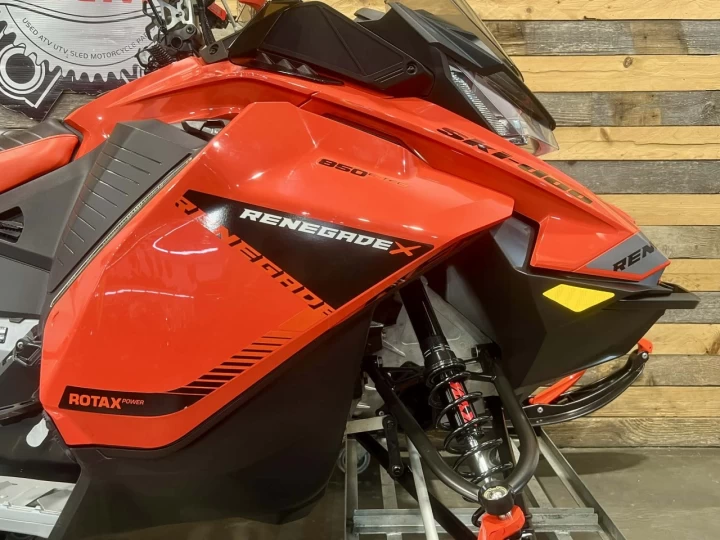 2019 BRP SKI-DOO RENEGADE X 850 E-TEC EFI 137'' + REV GEN4 + 15609 KM + COULEUR RARE & A1 