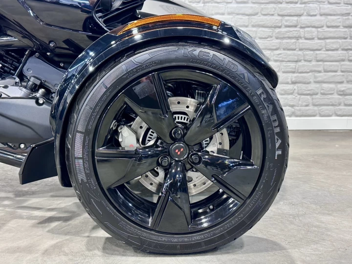 2023 BRP CAN-AM SPYDER F3 SE-6 = SEMI-AUTOMATIQUE + ROTAX 1330 ACE EFI + SEULEMENT 18205 KM + TOUT NOIR + RARE & A1 