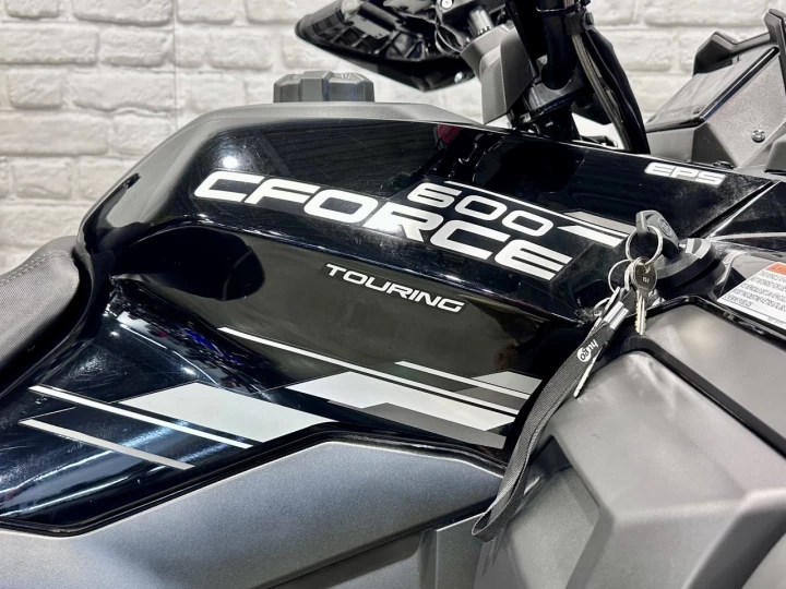 2025 CF MOTO C-FORCE 600 EFI TOURING + EPS + 4WD + SEULEMENT 136 KM + GARANTIE 2030 + RARE & IMPECCABLE A1 