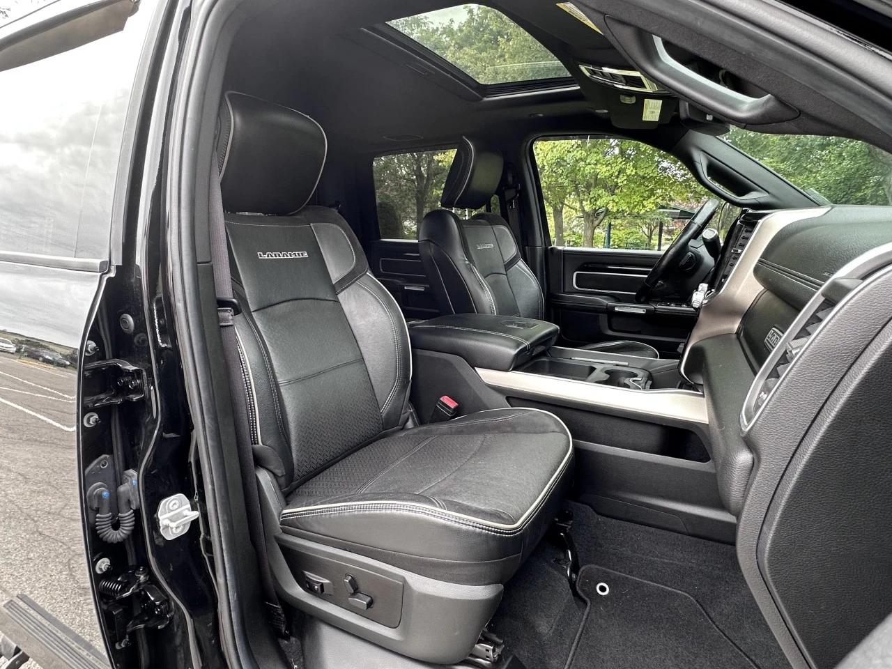 2019 RAM 3500 LARAMIE CUMMINS 6.7L H.O - HIGH OUTPUT + CREW CAB + 4WD + BOITE LONGUE + SUSPENSION A AIR + RARE & A1  Image principale