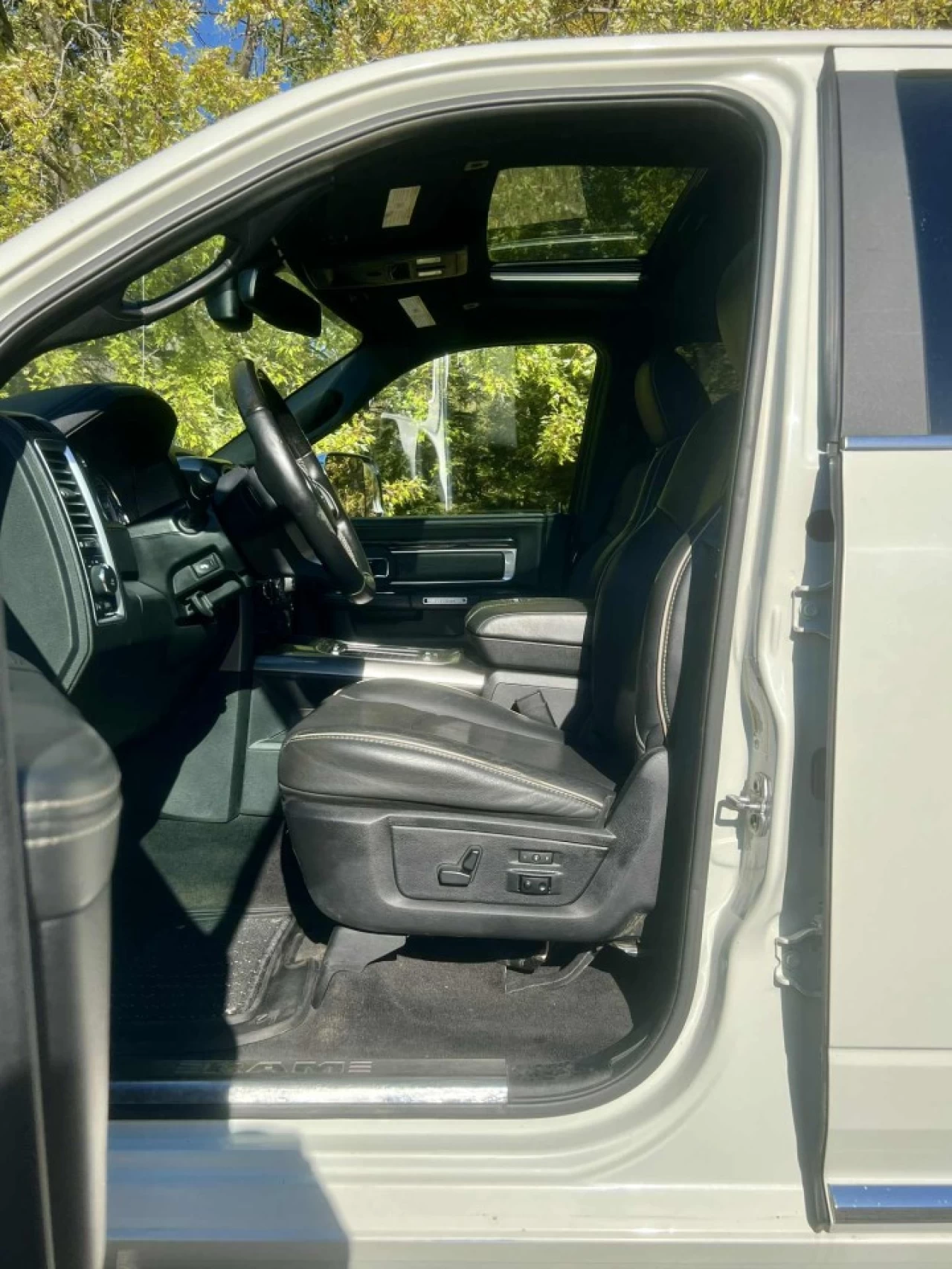 2017 RAM 3500 VERSION LIMITED + CUMMINS 6.7L TURBO DIESEL + CREW CAB + DRW 6 ROUES + TOUTE ÉQUIPÉE + RARE & A1  Main Image