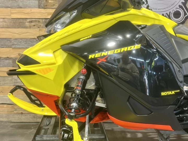 2022 BRP SKI-DOO RENEGADE X-RS 850 E-TEC 137'' + REV GEN4 + MODELE & COULEUR RARE + A1 