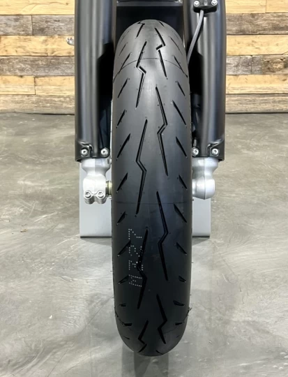 2026 STARK FUTURE VARG SM - SUPERMOTO 100% VE - ELECTRIQUE + MOTO LEGALE SUR ROUTE + 60 H.P @ 80 H.P + GARANTIE DE 2 ANS + RARE 