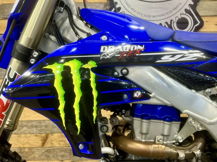2024 YAMAHA YZ 450F EFI + 4 TEMPS + SEULEMENT 25 HR + LOOK UNIQUE & CONDITION A1 