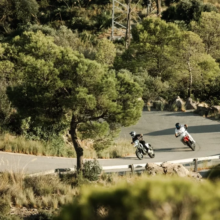 2026 STARK FUTURE VARG SM - SUPERMOTO 100% VE - ELECTRIQUE + MOTO LEGALE SUR ROUTE + 60 H.P @ 80 H.P + GARANTIE DE 2 ANS + RARE 