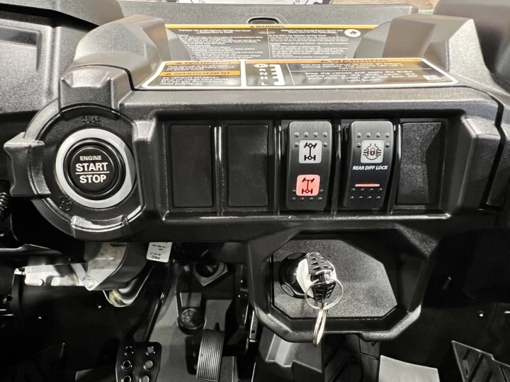 2025 BRP CAN-AM COMMANDER 700 EFI + 4X4 + DPS + MAGS & PNEUS NEUFS + SEULEMENT 2759 KM + RARE & CONDITION A1 