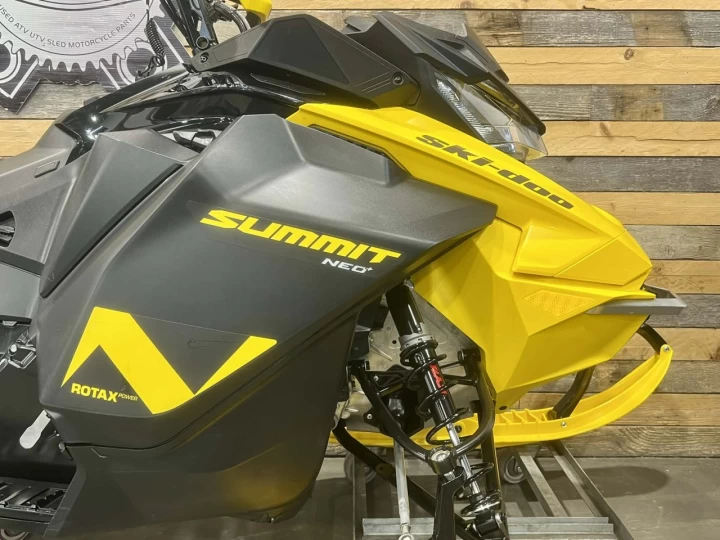 2023 BRP SKI-DOO SUMMIT NEO+ PREMIUM 600 EFI 55 H.P 146'' + SEULEMENT 1035 KM + REV GEN4 + RARE & CONDITION A1 