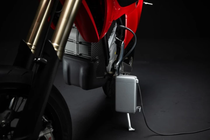 2026 STARK FUTURE VARG SM - SUPERMOTARD + LEGALE SUR LA ROUTE + 60 HP @ 80 HP + 2 ANS DE GARANTIE + QUANTITÉ LIMITÉE 