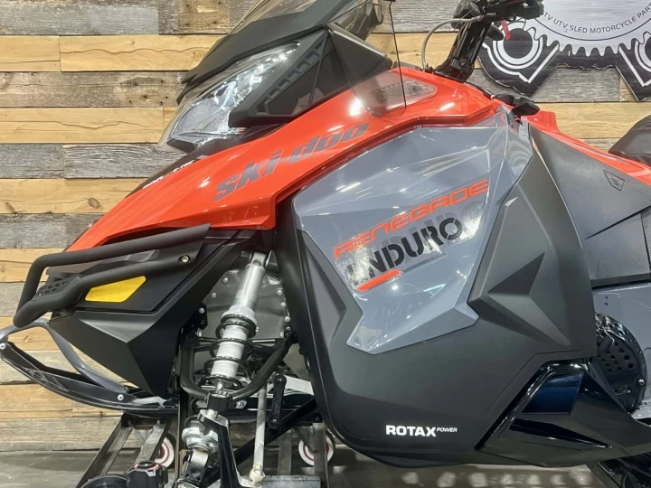 2018 BRP SKI-DOO RENEGADE ENDURO 600 E-TEC 137'' + SUSPENSION A AIR + ROLLERSKI + CONDITION IMPECCABLE A1 
