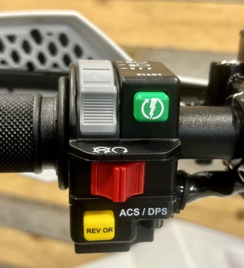 2025 BRP CAN-AM RENEGADE X-XC 1000R EFI + 4X4 + DPS + SEULEMENT 1083 KM + RARE & A1 