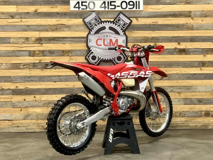 2023 GASGAS EC 300 EFI + 2 TEMPS A INJECTION D'HUILE + DEMARREUR ELECTRIQUE + SEULEMENT 20 HR + RARE & A1 