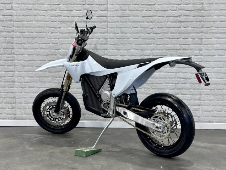 2026 STARK FUTURE VARG SM = SUPERMOTARD 60HP @ 80 HP + 100% VE MOTO ÉLECTRIQUE LÉGALE SUR ROUTE + NEUF + GARANTIE 2 ANS 