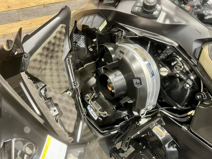 2022 BRP SKI-DOO MACH-Z 900 TURBO ''R'' 180 HP 137'' + SUSPENSION ELECTRONIQUE SMART-SHOX + 10943 KM 