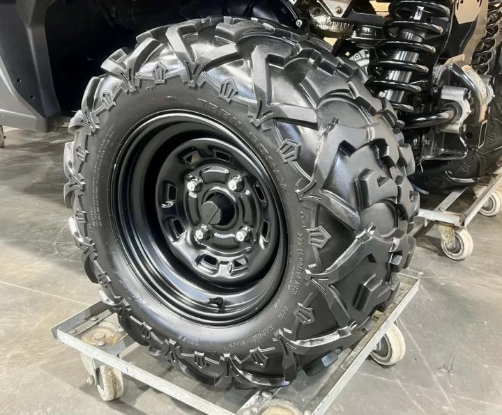 2025 BRP CAN-AM COMMANDER 700 EFI + 4X4 + DPS + BAS KM + 2 X EN INVEMTAIRE 