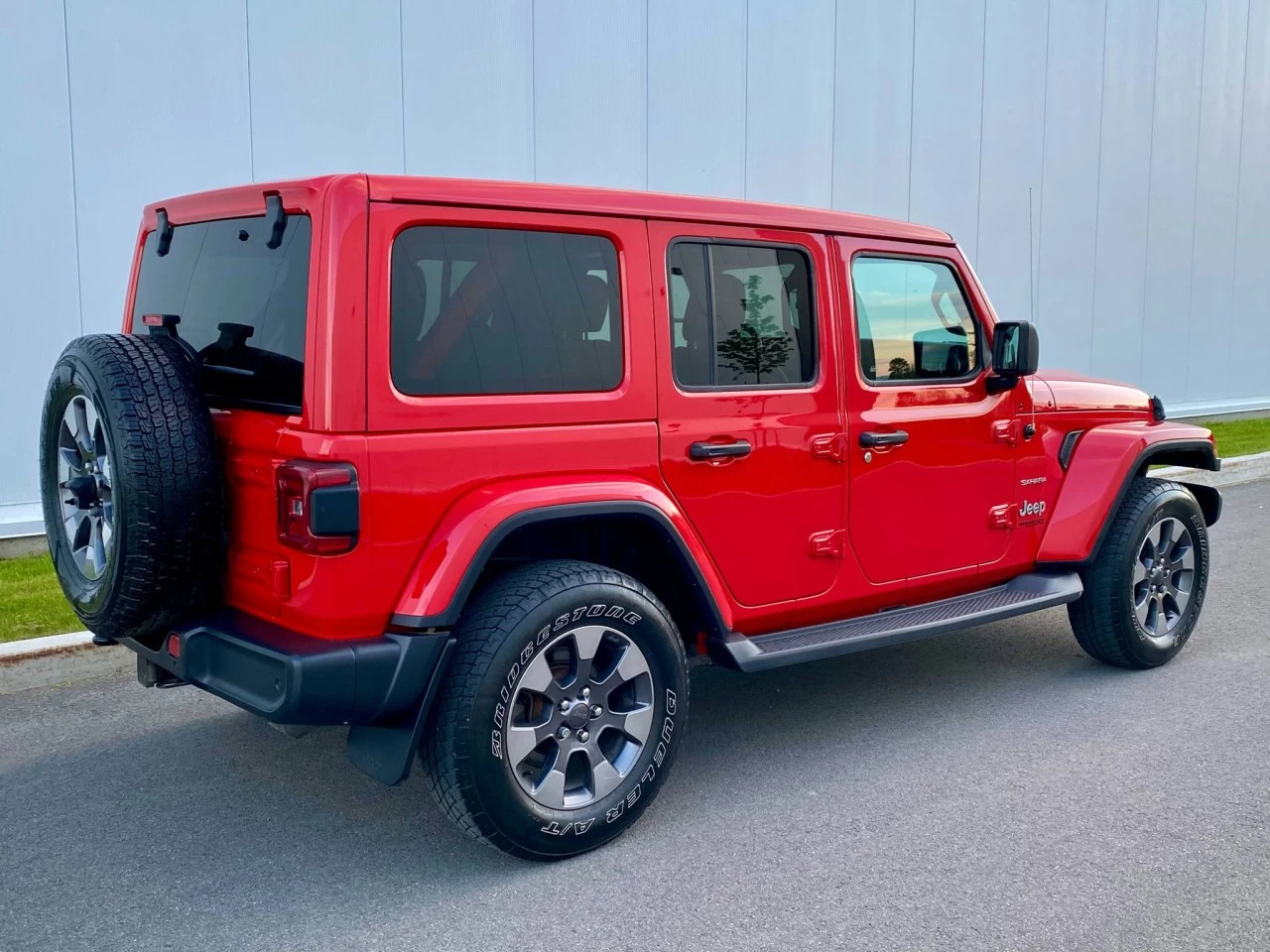2019 JEEP WRANGLER UNLIMITED EDITION SAHARA 4X4 + TOIT ELECTRIQUE SKY + INYERIEUR CUIR +COULEUR RARE  Image principale