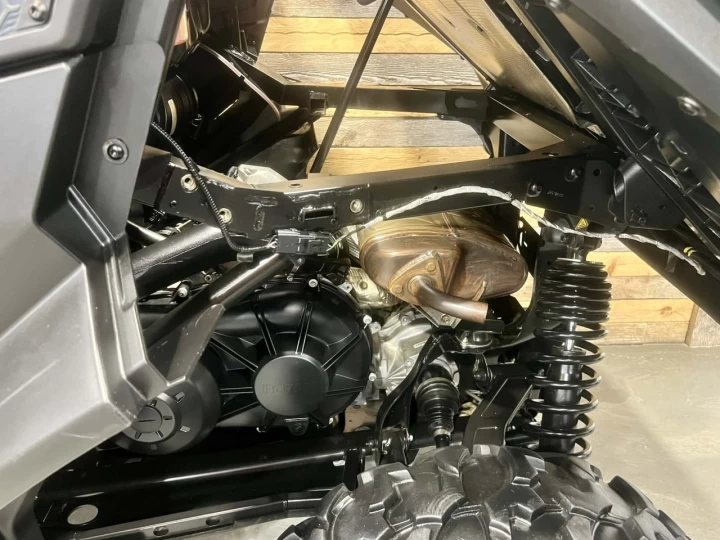 2025 BRP CAN-AM COMMANDER 700 EFI + 4X4 + DPS + BAS KM + 2 X EN INVEMTAIRE 