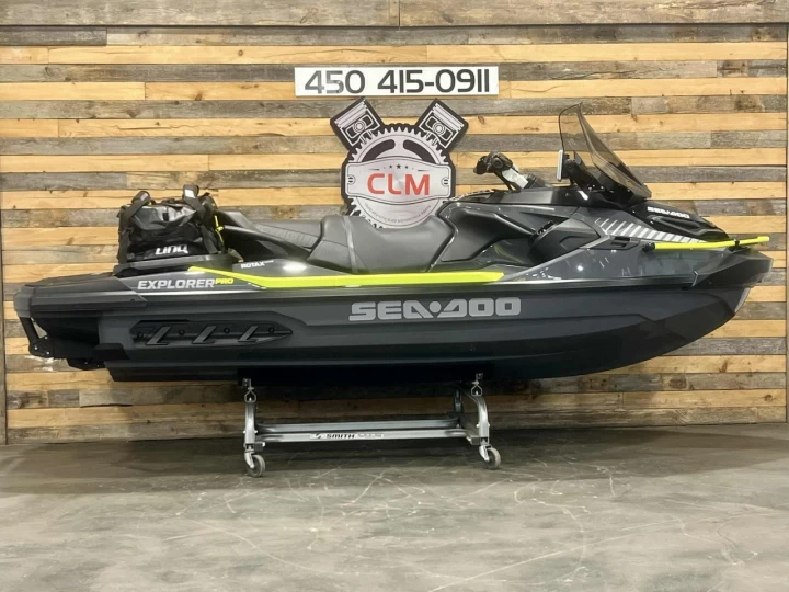 2025 BRP SEA-DOO EXPLORER PRO 230 H.P + IBR + VYS + AUDIO PREMIUM + GPS + SAC LINQ + PARE-BRISE + TOILE + SEULEMENT 3 HR 