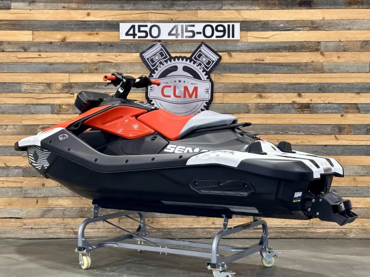 2024 BRP SEA-DOO SPARK TRIXX + IBR + VTS + PREMIUM AUDIO + MODE TRIXX + 12 HR SEULEMENT + COULEURES RARE & A1 