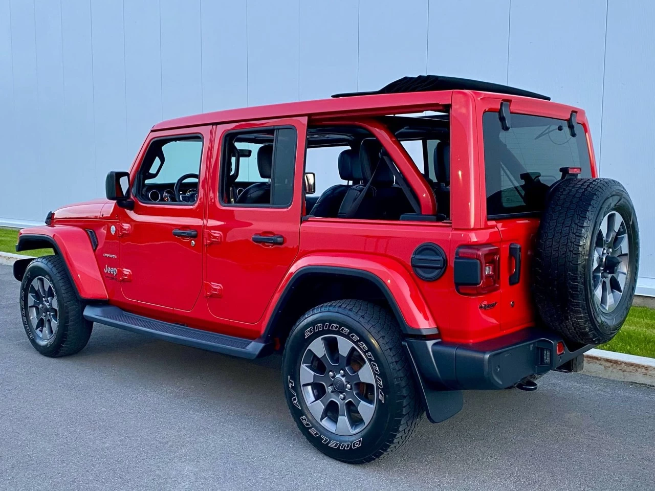 2019 JEEP WRANGLER UNLIMITED EDITION SAHARA 4X4 + TOIT ELECTRIQUE SKY + INYERIEUR CUIR +COULEUR RARE  Image principale