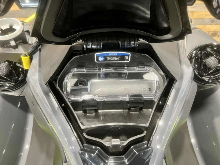 2025 BRP SEA-DOO EXPLORER PRO 230 H.P + IBR + VYS + AUDIO PREMIUM + GPS + SAC LINQ + PARE-BRISE + TOILE + SEULEMENT 3 HR 