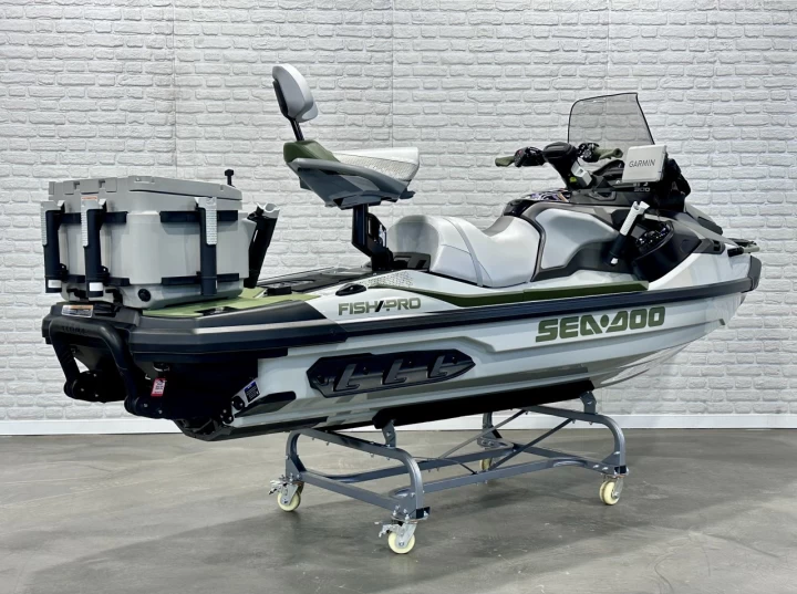2025 BRP SEA-DOO FISHPRO APEX EDITION 300 HP + IBR + VTS + IDF + GPS + AUDIO + TECH PKG + COOLER + 3 PASSAGERS + 4 HR + RARE & A1 