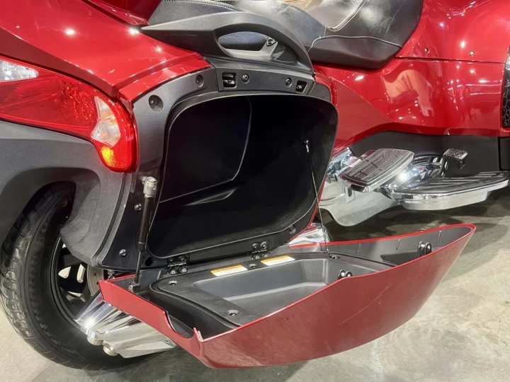 2015 BRP CAN-AM SPYDER RT LIMITED SE-6 (SEMI-AUTOMATIQUE) + ROTAX 1330 cc ACE + SEULEMENT 41302 KM + TOUTE ÉQUPÉE 