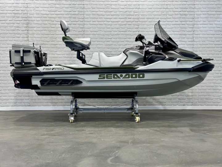 2025 BRP SEA-DOO FISHPRO APEX EDITION 300 HP + IBR + VTS + IDF + GPS + AUDIO + TECH PKG + COOLER + 3 PASSAGERS + 4 HR + RARE & A1 