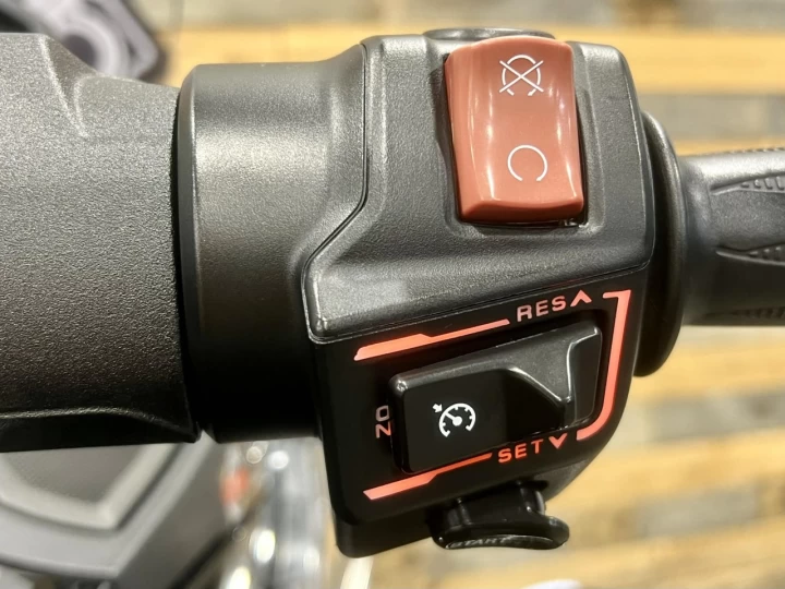 2015 BRP CAN-AM SPYDER ST LIMITED SE-5 (SEMI-AUTOMATIQUE) + BAS KM 26699 KM + GPS + RADIO + SACCOCHE + COULEUR RARE & A1 