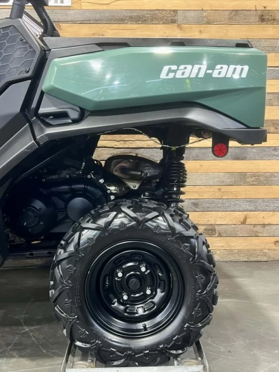 2025 BRP CAN-AM COMMANDER 700 EFI + 4X4 + DPS + BAS KM + 2 X EN INVEMTAIRE 