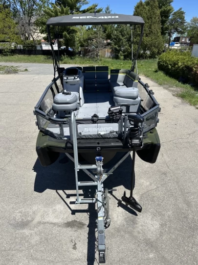 2025 BRP SEA-DOO SWITCH 18' EDITION FISH + ROTAX 230 HP + IBR + VTS + IDF + GPS + AUDIO + TOIT BIMINI + REMORQUE + RARE & A1 