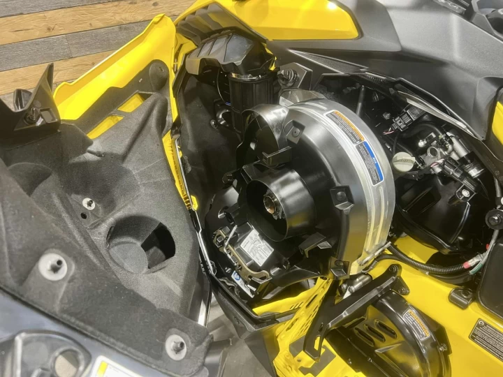 2025 BRP SKI-DOO RENEGADE X-RS 900 ACE TURBO R 180 HP + REV GEN5 + GARANTIE BEST + 7512 KM + RARE & A1 