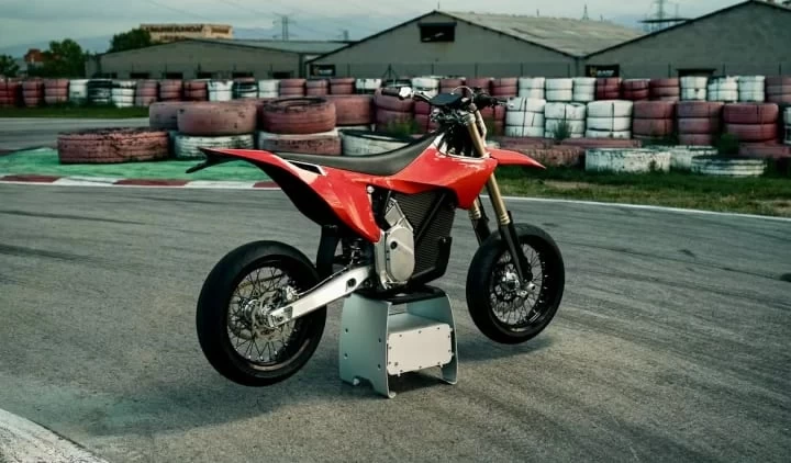 2026 STARK FUTURE VARG SM - SUPERMOTO 100% VE - ELECTRIQUE LEGALE SUR LA ROUTE+ 60 H.P @ 80 H.P + GARANTIE 2 ANS 