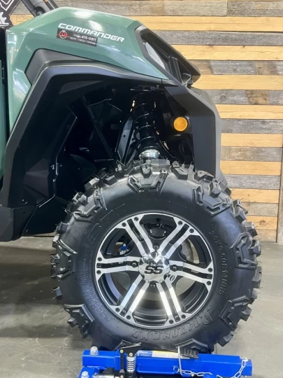 2025 BRP CAN-AM COMMANDER 700 EFI + 4X4 + DPS + MAGS & PNEUS NEUFS + SEULEMENT 2759 KM + RARE & CONDITION A1 