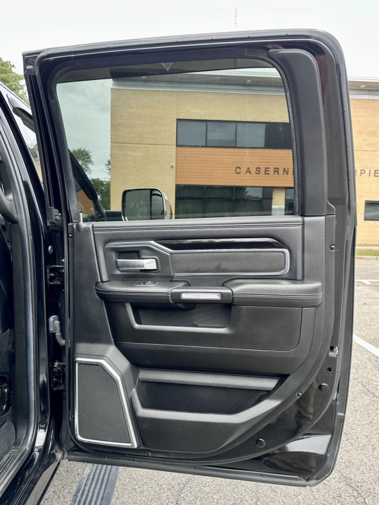 2019 RAM 3500 LARAMIE CUMMINS 6.7L H.O - HIGH OUTPUT + CREW CAB + 4WD + BOITE LONGUE + SUSPENSION A AIR + RARE & A1  Image principale
