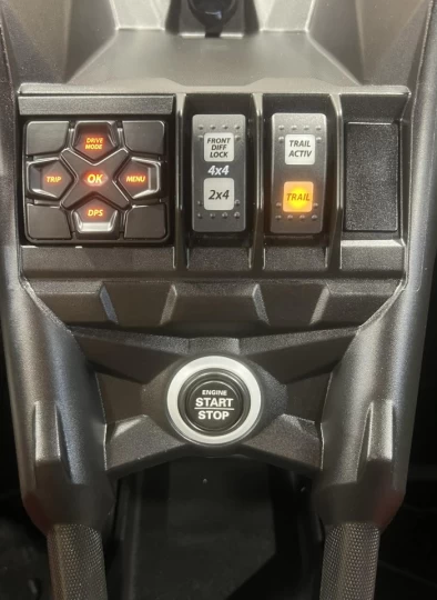 2025 BRP CAN-AM MAVERICK MAX X3 X-RS TURBO ''RR'' 200 H.P + D.P.S + 4X4 + 72'' +4 PASSAGERS + SEULEMENT 1403 KM + RARE & CONDITION A1 