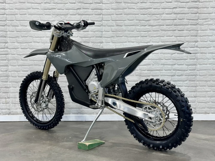 2026 STARK FUTURE VARG EX 60 HP @ 80 HP (ALPHA) 100% ELECTRIQUE MX LÉGALE SUR ROUTE + NEUF + GARANTIE 2 ANS 