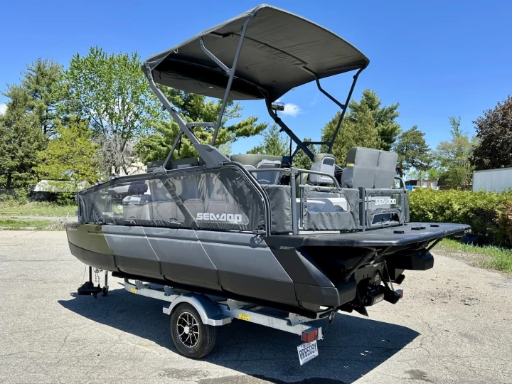 2025 BRP SEA-DOO SWITCH 18' EDITION FISH + ROTAX 230 HP + IBR + VTS + IDF + GPS + AUDIO + TOIT BIMINI + REMORQUE + RARE & A1 