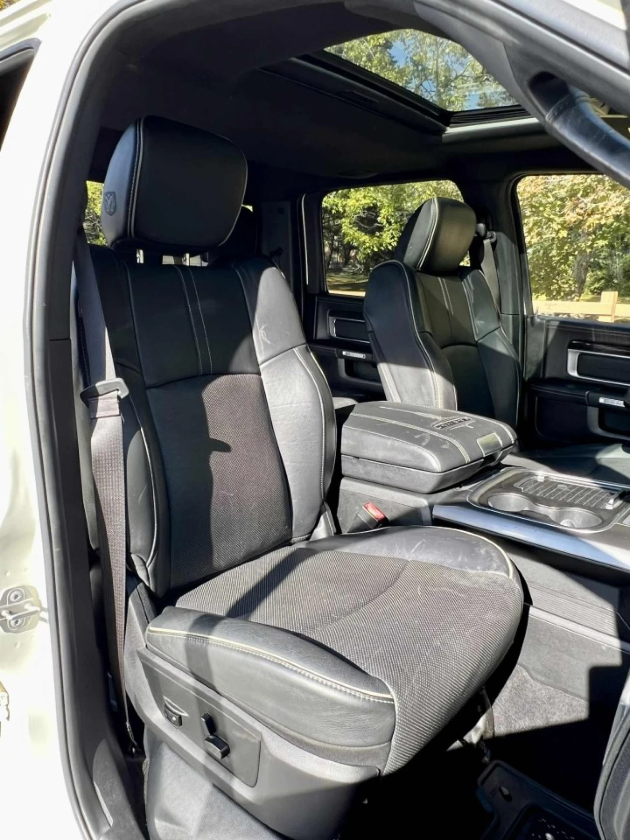 2017 RAM 3500 VERSION LIMITED + CUMMINS 6.7L TURBO DIESEL + CREW CAB + DRW 6 ROUES + TOUTE ÉQUIPÉE + RARE & A1  Main Image